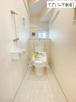 【トイレ】 | blooming garden行田市持田4丁目　新築住宅 | 1・2階にトイレがございます♪朝の忙しい時間帯も待たずにすみそうですね♪毎日使う場所だから、より快適な空間に仕上げられています。
現地(2025年12月撮影)