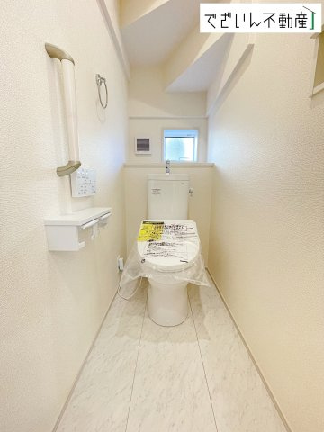 【トイレ】 | blooming garden行田市持田4丁目　新築住宅 | 1・2階にトイレがございます♪朝の忙しい時間帯も待たずにすみそうですね♪毎日使う場所だから、より快適な空間に仕上げられています。
現地(2025年12月撮影)