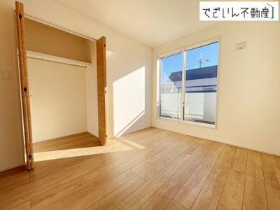 【洋室】 | blooming garden行田市持田4丁目　新築住宅 | 大きな窓からたっぷりと陽光が注がれる明るい空間。家族の成長に対応できる永住仕様の間取り。一日の疲れをいやしてくれる主寝室。時を忘れて過ごす場所として過ごせるお部屋です。
現地(2025年12月撮影)