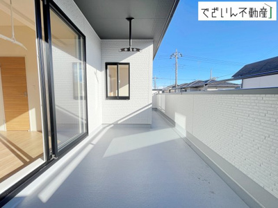 【バルコニー】 | blooming garden行田市持田4丁目　新築住宅 | 急な雨でも洗濯物が濡れにくく安心のインナーバルコニーのある家です。
現地(2025年12月撮影)