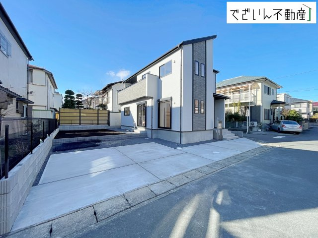 【外観】 | blooming garden行田市持田4丁目　新築住宅 | 洗練された外観デザイン。お庭も広く、ゆったり並列2台＋小型車1台駐車可能なスペースがあります。
現地(2025年12月撮影)