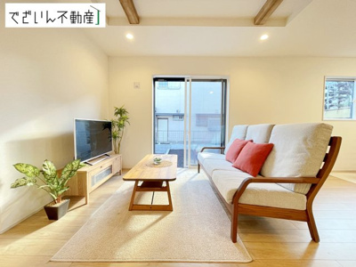 【居間・リビング】 | blooming garden行田市持田4丁目　新築住宅 | 室内構成に拘り採光とセンスを散りばめた空間。それは『柔らかさ』に似た素敵な居場所。そこに暮らす人のことを考えつくり出したものは『癒し』という心地よい居場です。
現地(2025年12月撮影)