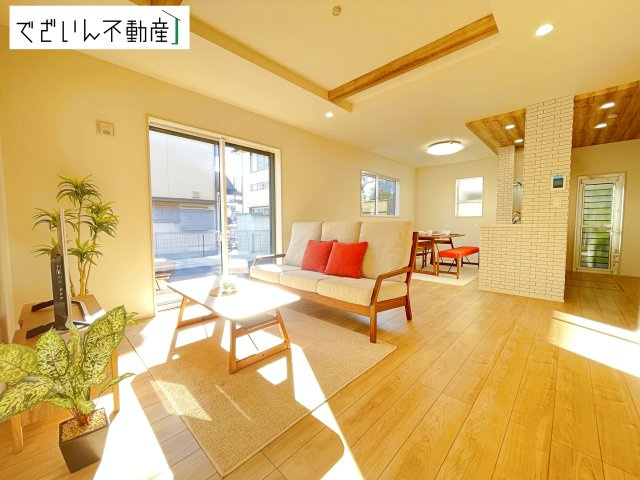 【居間・リビング】 | blooming garden行田市持田4丁目　新築住宅 | 空気感という居心地の良いＢＧＭは、暮らしのステージを彩り、心のやすらぎと満足感を与えてくれます。通風と採光を考慮した設計は地域の鼓動を感じ、お寛ぎ頂くことが可能です。
現地(2025年12月撮影)