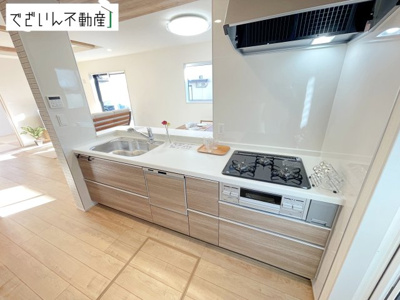 【キッチン】 | blooming garden行田市持田4丁目　新築住宅 | ご家族みんなで調理ができる位のスペースを実現したキッチン空間となっております。みんなで作った料理を召し上がりながらの会話は、自然と笑いが絶えない空間がそこに広がります。
現地(2025年12月撮影)