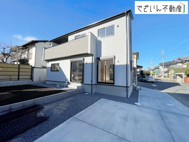 【外観】 | blooming garden行田市持田4丁目　新築住宅 | 爽やかな青空の下に贅沢なほどに降り注ぐ陽光、豊かな居住性と、クオリティが見事に調和した住空間は、住まうことの喜びを感じさせてくれます。
現地(2025年12月撮影)