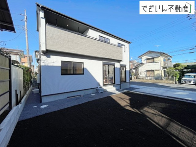 【外観】 | blooming garden行田市持田4丁目　新築住宅 | 爽やかな青空の下に贅沢なほどに降り注ぐ陽光、豊かな居住性と、クオリティが見事に調和した住空間は、住まうことの喜びを感じさせてくれます。
現地(2025年12月撮影)