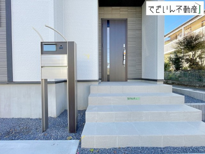 【玄関】 | blooming garden行田市持田4丁目　新築住宅 | 居住者の帰り、訪れる方を優しく迎え、やすらぎに満ちた生活空間を予感させる。健やかな暮らしを楽しめそう。
現地(2025年12月撮影)