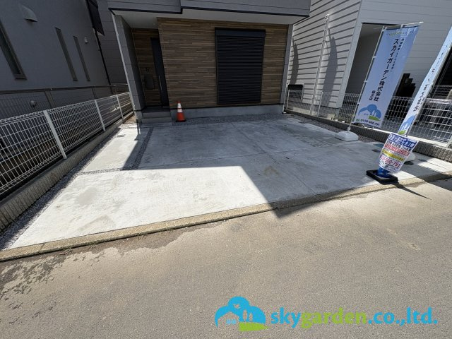 茅ヶ崎市香川5期　新築戸建　全2棟1号棟の駐車場|車種により並列2台駐車可能