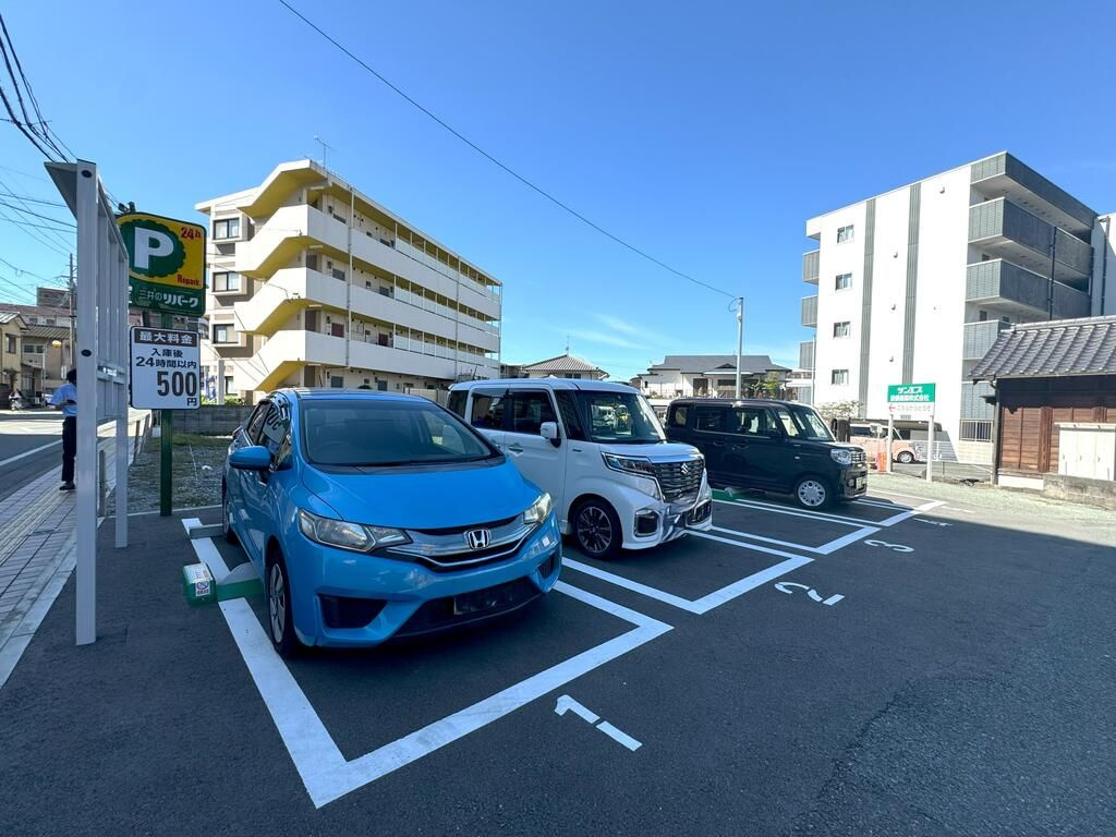 メイン黒髪の駐車場