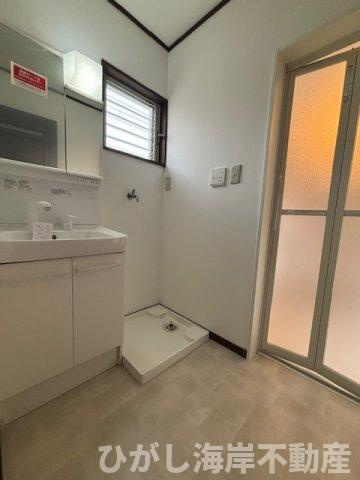 寒川町一之宮３丁目　中古戸建の独立洗面台|新規リフォーム完了！　脱衣スペース