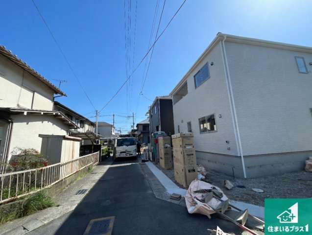 亀岡市大井町小金岐　第2期　新築一戸建ての前面道路含む現地写真|周辺は落ち着いた街並みの住宅地！子育てがしやすい住環境です！まだ未完成ですが、現地でしかわからない事もございます。是非一度ご覧ください。