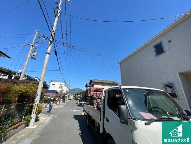 亀岡市大井町小金岐　第2期　新築一戸建ての前面道路含む現地写真|周辺は落ち着いた街並みの住宅地！子育てがしやすい住環境です！まだ未完成ですが、現地でしかわからない事もございます。是非一度ご覧ください。