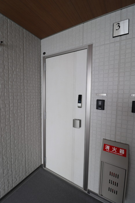 RESUA向中野　A棟の玄関