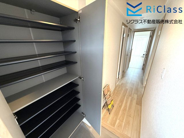 カサベラセントラルプラザ長田の玄関|収納もある玄関です