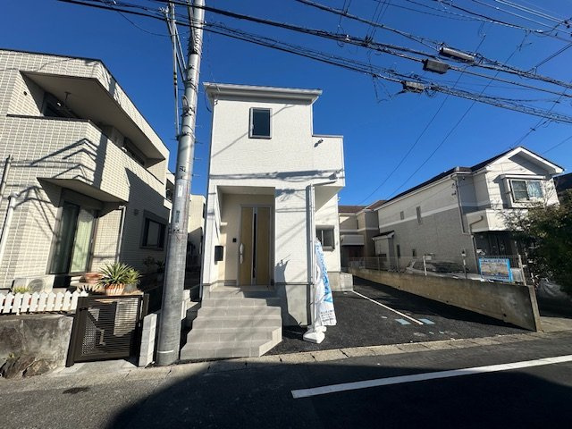 茅ヶ崎市南湖２丁目　新築戸建の前面道路含む現地写真|12月19日撮影　建築中　現地外観