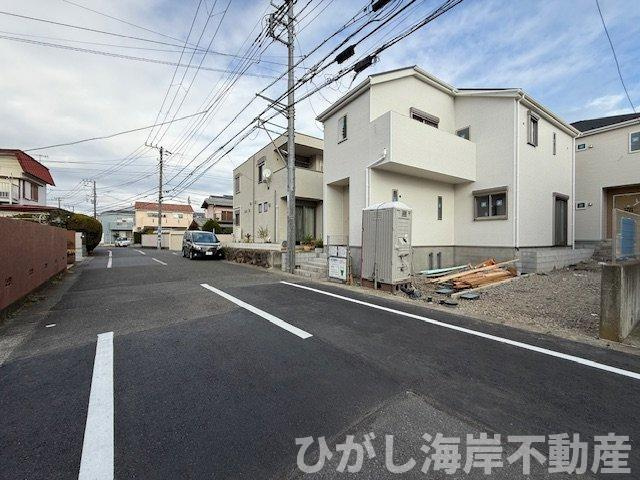 茅ヶ崎市南湖２丁目　新築戸建の前面道路含む現地写真|12月19日撮影　建築中　現地外観