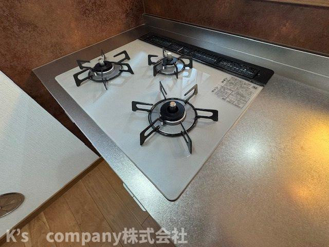 茅ヶ崎市浜竹3丁目　新築戸建　1号棟のキッチン|同時進行ができる3口コンロ♪