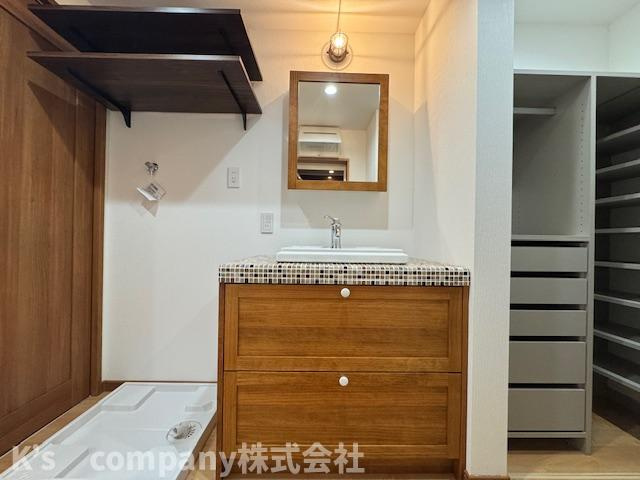 茅ヶ崎市浜竹3丁目　新築戸建　1号棟の洗面所|朝の身支度もスムーズ洗面化粧台♪