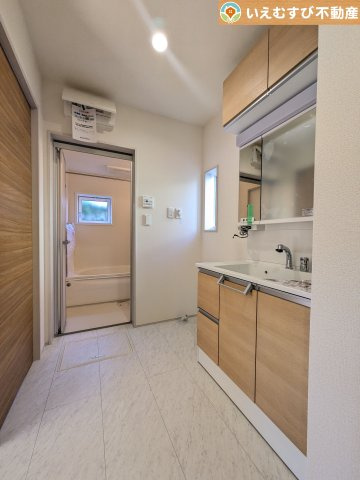 BLOOMING GARDEN　行田市持田4丁目の独立洗面台|3面ミラーの後ろは収納スペースを完備
生活感のあるものは隠して、スッキリシンプルな洗面台に！清潔感のある空間♪