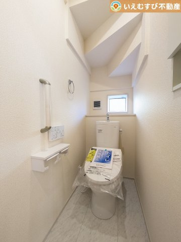 BLOOMING GARDEN　行田市持田4丁目のトイレ|シンプルで清潔感のあるトイレ
窓付きで明るく、お掃除しやすいシンプルな空間♪