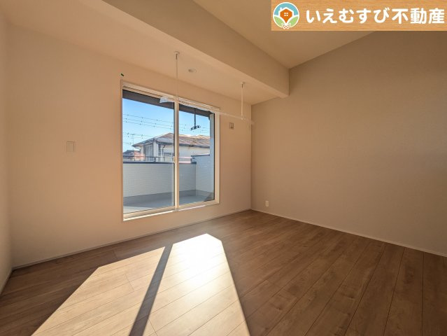 BLOOMING GARDEN　行田市持田4丁目の洋室|ぬくもりのある色合いでシンプルな洋室
日当り良好で明るい洋室！大容量のウォークインクローゼット付き♪