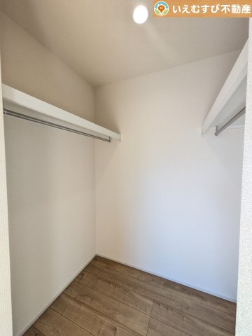 BLOOMING GARDEN　行田市持田4丁目の収納|たっぷりの収納力を備えたウォークインクローゼット
たくさん収納できるので季節物やかさばるバッグなども片付きます♪
