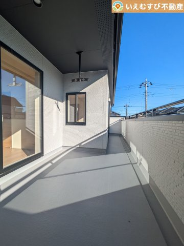 BLOOMING GARDEN　行田市持田4丁目のバルコニー|南バルコニーで毎日のお洗濯もラクラク快適
しっかり太陽の光が降り注ぐ南向きなのでお洗濯物が乾きやすい♪