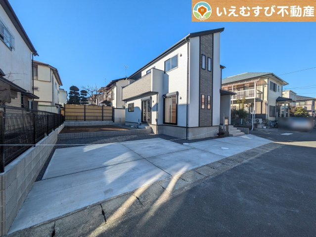 BLOOMING GARDEN　行田市持田4丁目の駐車場|2台駐車可能なスペース完備
しっかり舗装してある駐車スペースで天気が悪く足元が悪い日でも乗り降りしやすい♪