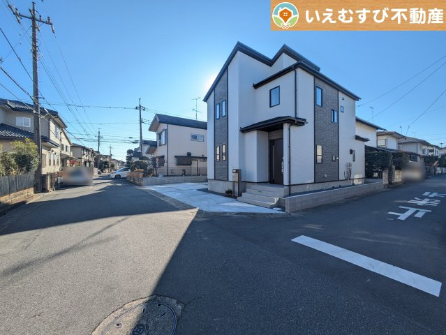 BLOOMING GARDEN　行田市持田4丁目の前面道路含む現地写真|北東角地で開放的
ゆとりの広さの前面道路と広い間口でお車の出し入れ楽々♪