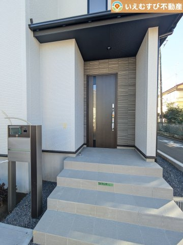 BLOOMING GARDEN　行田市持田4丁目のエントランス|落ち着いた色づかいのエントランス
駐車場からアクセスの良いエントランス。雨の日や荷物が多くても安心の動線♪