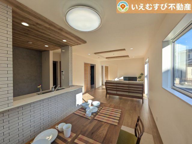 BLOOMING GARDEN　行田市持田4丁目の居間・リビング|ご家族みんながゆったりくつろげるリビング
ゆとりの空間でくつろいだり遊んだり、家族の時間が楽しみですね♪