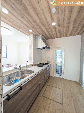 BLOOMING GARDEN　行田市持田4丁目のキッチン|対面キッチンでリビングを見渡せる
お子様の遊んでいる様子や宿題をしている様子など見守りながらお料理が作れますね♪