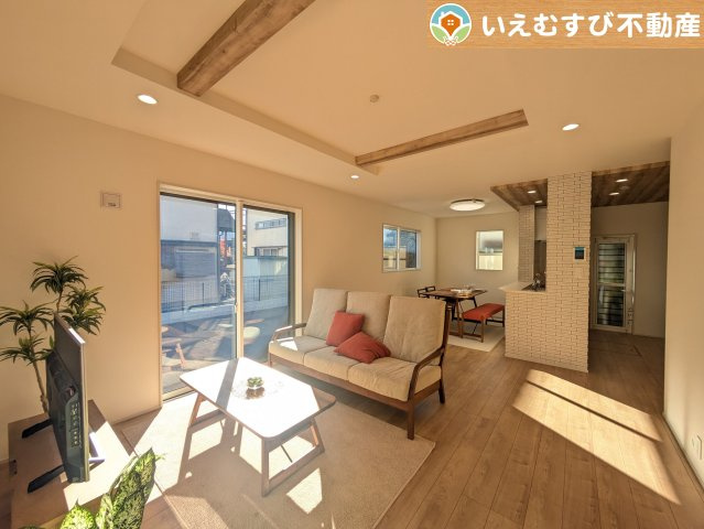 BLOOMING GARDEN　行田市持田4丁目の居間・リビング|開放感と家族との距離感にこだわったＬＤＫ
開放的な折り上げ天井のリビングで家族みんなでくつろげそうですね♪