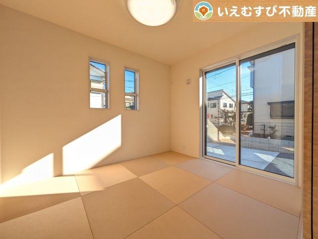 BLOOMING GARDEN　行田市持田4丁目の和室|すぐ横になれる和室は、みんながほっと一息つける空間
ちょっとした休憩や来客時、お子様のお世話にも大活躍しそうですね♪