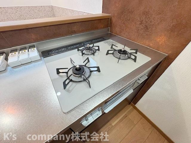 茅ヶ崎市浜竹3丁目　新築戸建　2号棟のキッチン|同時進行ができる3口コンロ♪