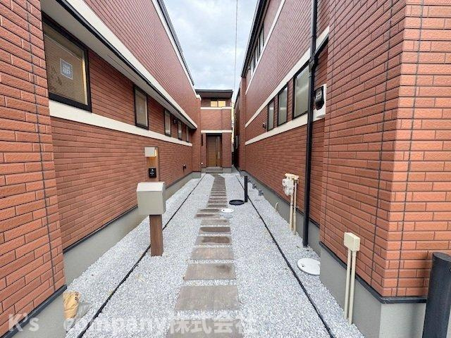 茅ヶ崎市浜竹3丁目　新築戸建　2号棟の内装|玄関までのアプローチ♪