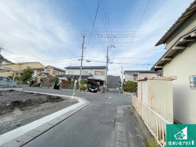亀岡市大井町小金岐　第2期　新築一戸建ての前面道路含む現地写真|周辺は落ち着いた街並みの住宅地！子育てがしやすい住環境です！まだ未完成ですが、現地でしかわからない事もございます。是非一度ご覧ください。
