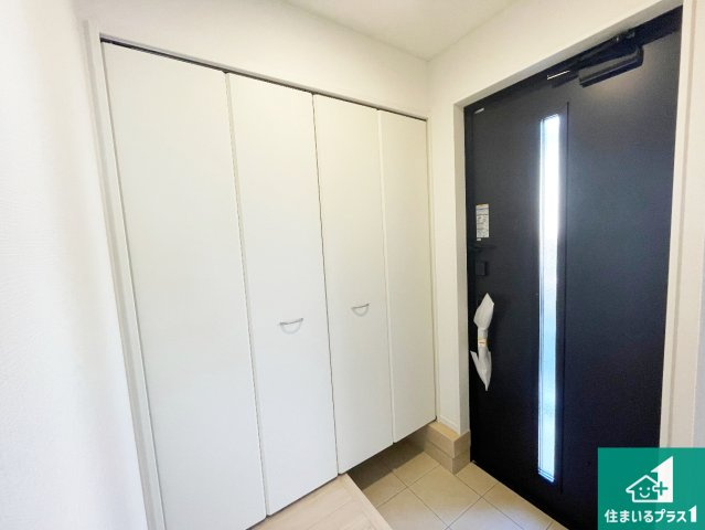 ★1(土)2(日)現地見学可能！★亀岡市大井町小金岐　ラスト1邸の玄関|シューズボックスにはたくさんの靴が収納できるので玄関周りはいつもスッキリ！ご家族が増えても安心！