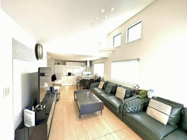 練馬区小竹町1丁目のキッチン|勾配天井となっており開放感溢れる大空間
リビングにいるご家族と会話をしながら家事が楽しめる人気のオープンキッチンです