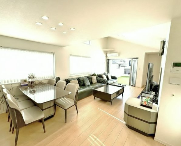 練馬区小竹町1丁目の居間・リビング|リビングから動線がつながる開放感あふれる広々バルコニー
リビングの延長スペースは多目的にお使い頂けます