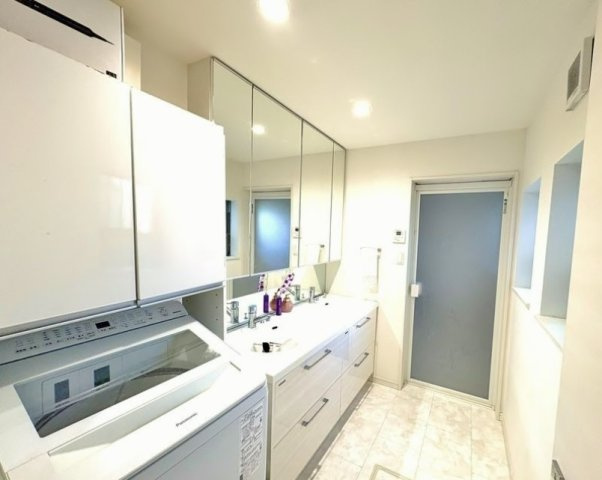 練馬区小竹町1丁目の洗面所|ゆとりある洗面スペース
ダブルボウルの洗面台は大きな鏡で身だしなみも整えやすく、朝の慌ただしい時間帯も快適です
洗面台には収納も豊富でスッキリとお使いいただけます