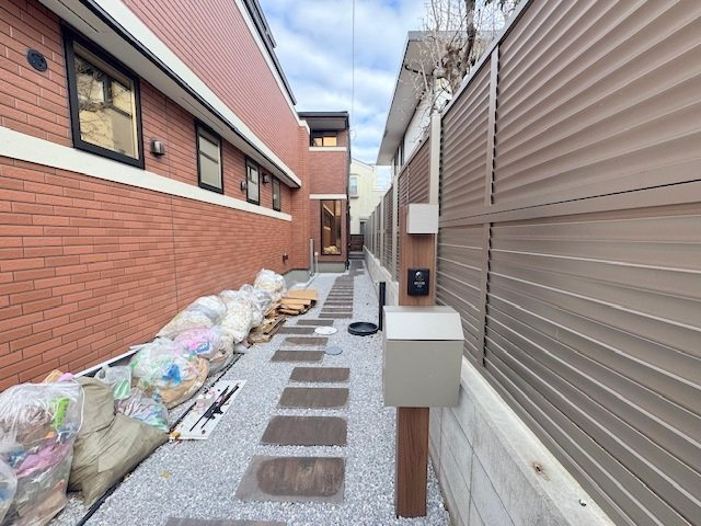 茅ヶ崎市浜竹3丁目　新築戸建　3号棟の内装|玄関までのアプローチ♪