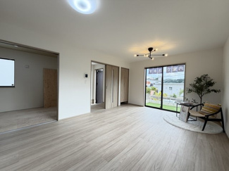 【居間・リビング】 | 八重瀬町具志頭（全5棟）E号棟 | E号棟　LDK17帖♪リビング収納付き♪