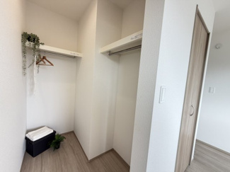 【収納】 | 八重瀬町具志頭（全5棟）E号棟 | E号棟　洋室7帖＋WIC＋収納付き♪