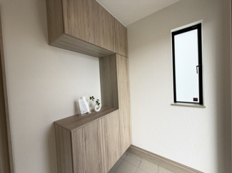 【玄関】 | 八重瀬町具志頭（全5棟）E号棟 | E号棟　十分な収納付き玄関♪
