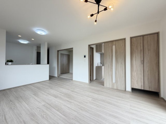 【居間・リビング】 | 八重瀬町具志頭（全5棟）E号棟 | E号棟　LDK17帖♪リビング収納付き♪