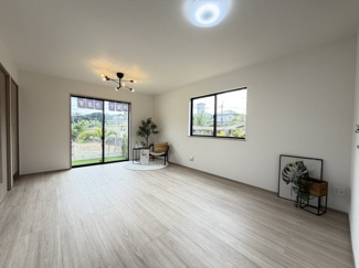 【居間・リビング】 | 八重瀬町具志頭（全5棟）E号棟 | E号棟　LDK17帖♪リビング収納付き♪