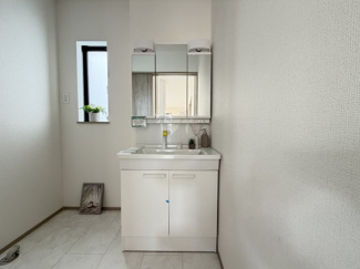 【独立洗面台】 | 八重瀬町具志頭（全5棟）E号棟 | E号棟　三面鏡付き洗髪洗面化粧台♪