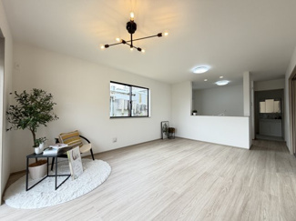 【居間・リビング】 | 八重瀬町具志頭（全5棟）E号棟 | E号棟　LDK17帖♪リビング収納付き♪