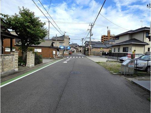 新潟市中央区四ツ屋町1丁目の前面道路含む現地写真
